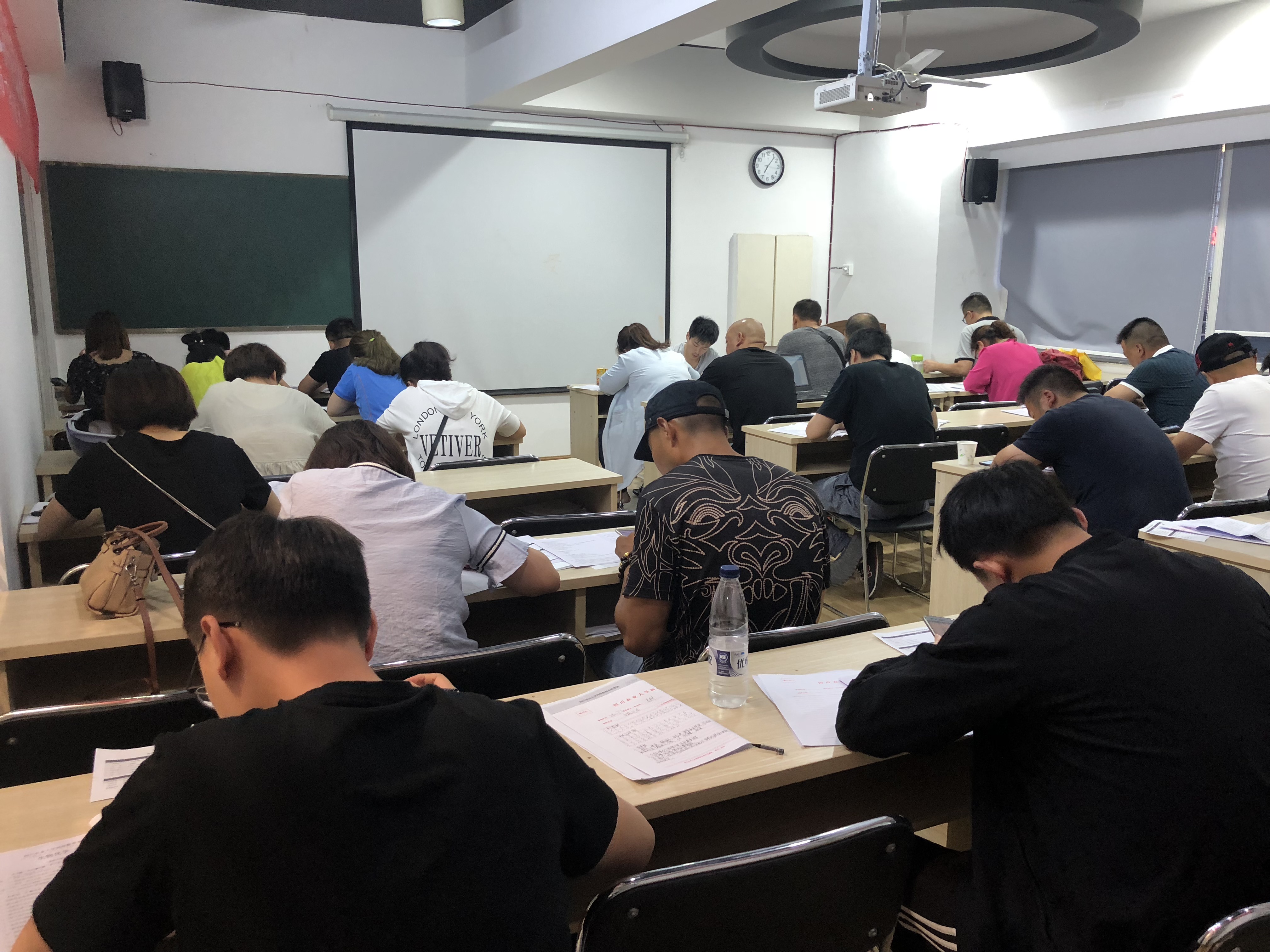  教师编制缩减还要考吗？