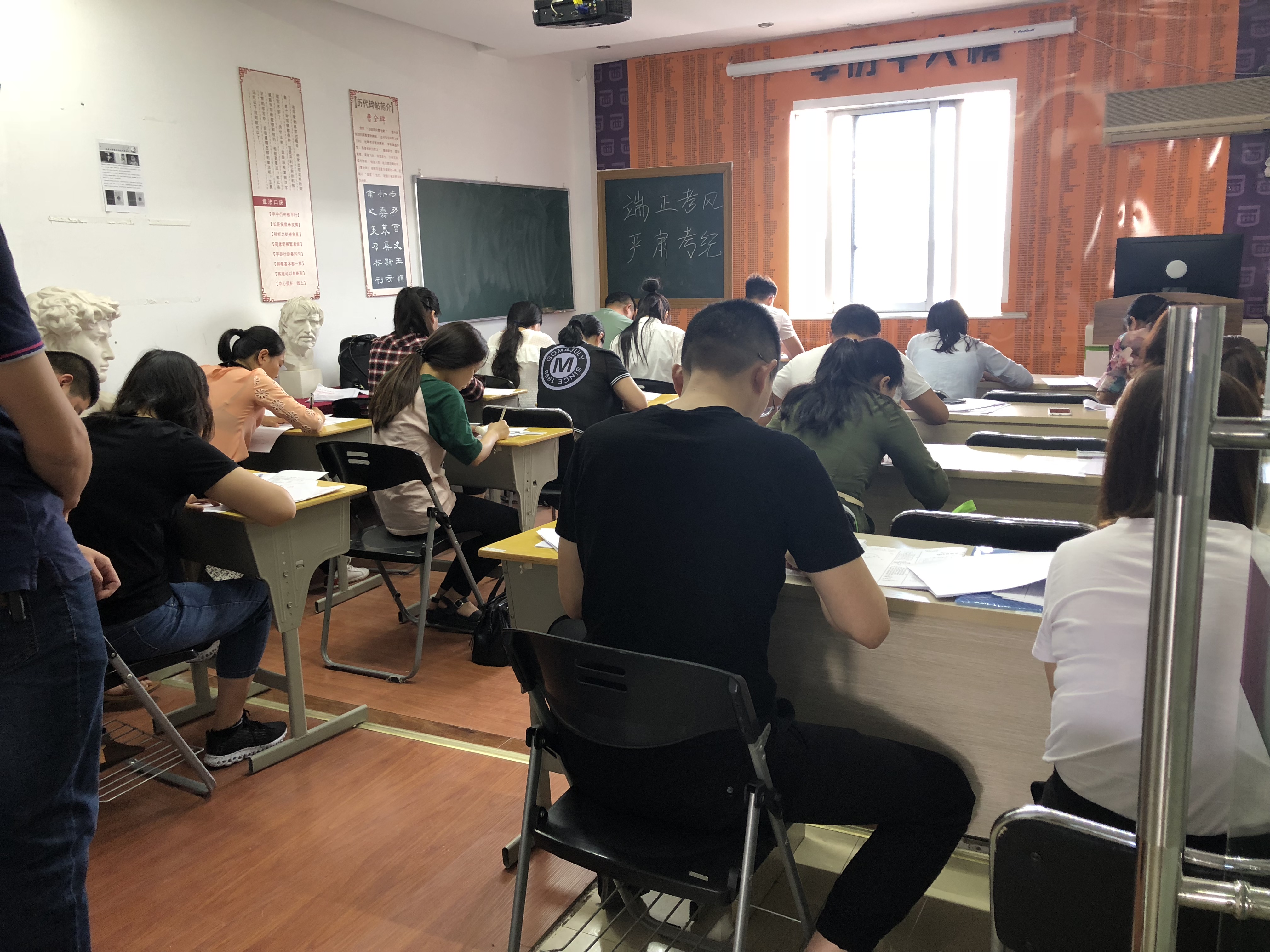 镇江成人高考专升本能取得学位吗？学位难吗？